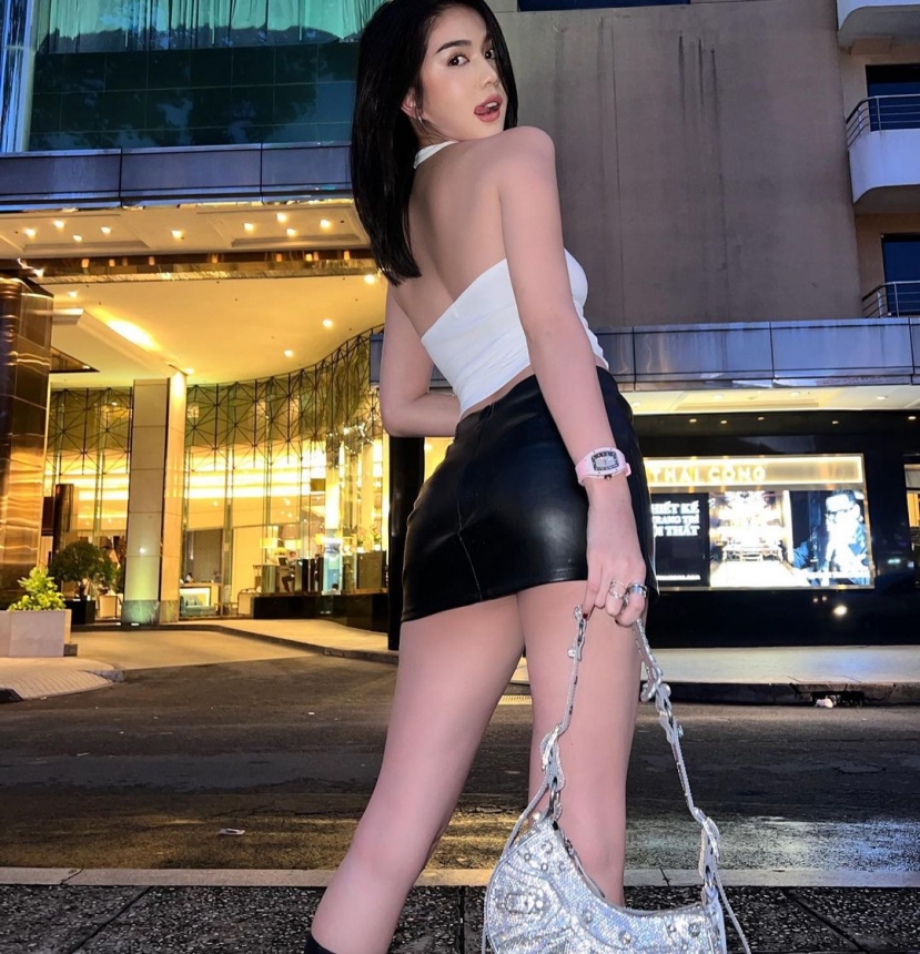 Ngọc Trinh khoe lưng trần trắng nõn xé toạc màn đêm, vòng 3 căng tràn cả váy Ngọc Trinh khoe lưng trần trắng nõn xé toạc màn đêm, vòng 3 căng tràn cả váy