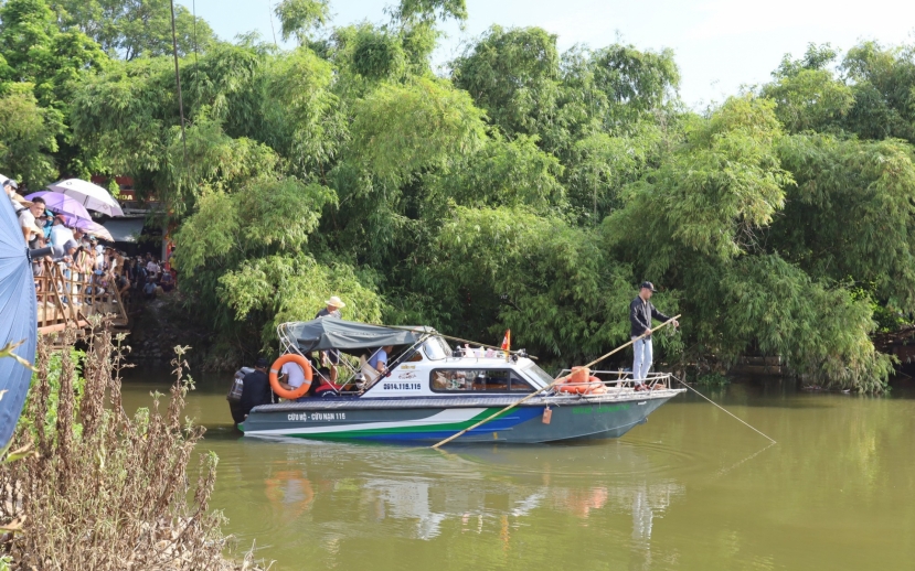 Cano và máy quay dưới nước được đưa đến để tìm kiếm Lương Hải Như Cano và máy quay dưới nước được đưa đến để tìm kiếm Lương Hải Như