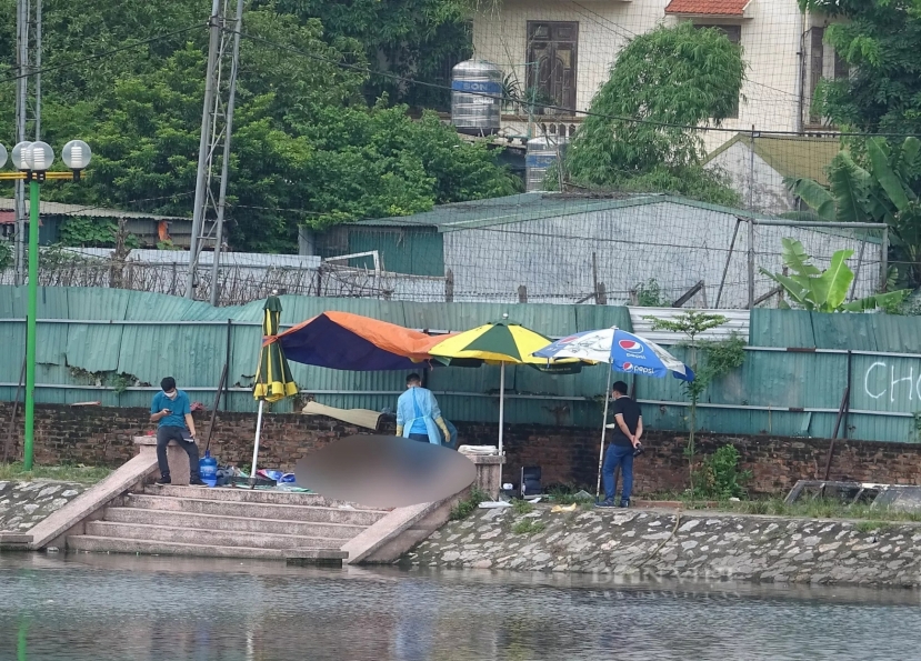 Hiện trường phát hiện một xác người nổi trên mặt hồ tại Hà Nội Hiện trường phát hiện một xác người nổi trên mặt hồ tại Hà Nội