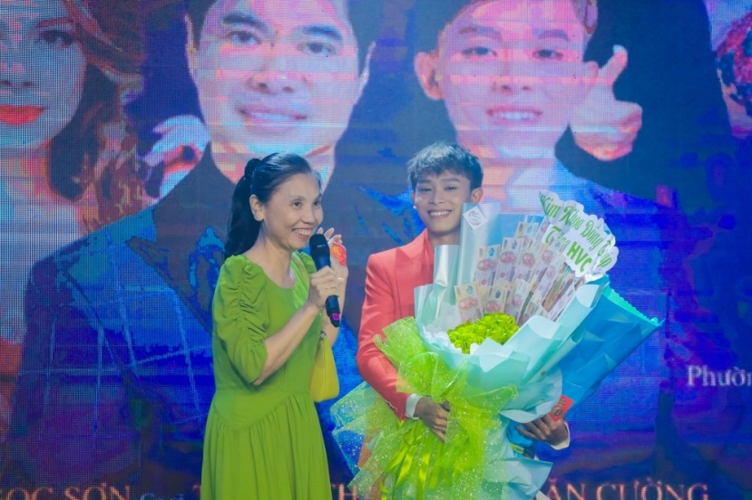 Hồ Văn Cường lộ ‘bản chất’ khi fan dấm dúi tiền khủng, ‘phiên bản’ khác xa thời sống với Phi Nhung gây ngỡ ngàng - Ảnh 1 Hồ Văn Cường lộ ‘bản chất’ khi fan dấm dúi tiền khủng, ‘phiên bản’ khác xa thời sống với Phi Nhung gây ngỡ ngàng - Ảnh 1