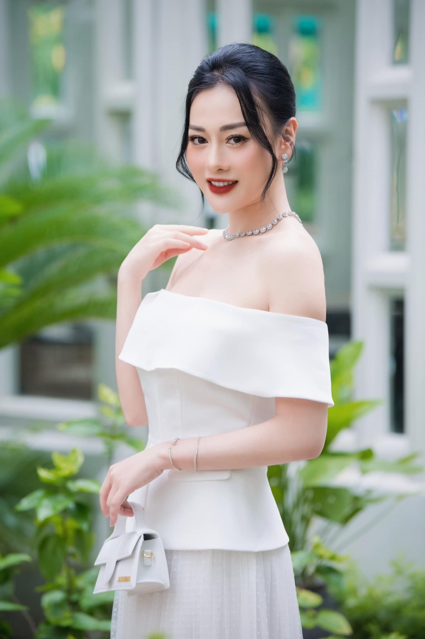 Sở hữu nhan sắc ngọt ngào cùng body nóng bỏng, thế nhưng ít ai biết rằng Phương Oanh lại lận đận trong vấn đề tình cảm. Sở hữu nhan sắc ngọt ngào cùng body nóng bỏng, thế nhưng ít ai biết rằng Phương Oanh lại lận đận trong vấn đề tình cảm.