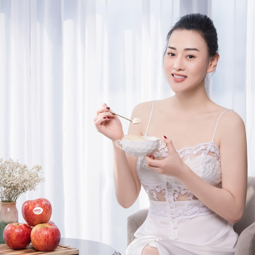 Dù bị réo tên liên tục, nhưng Phương Oanh lại tỏ thái độ chẳng mấy bận tâm, cô hoạt động năng nổ trên mạng xã hội với nhiều bài viết đầy triết lý Dù bị réo tên liên tục, nhưng Phương Oanh lại tỏ thái độ chẳng mấy bận tâm, cô hoạt động năng nổ trên mạng xã hội với nhiều bài viết đầy triết lý