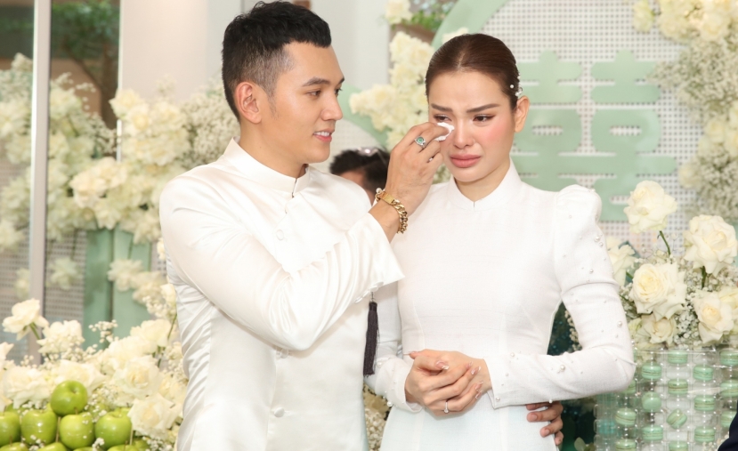 Lý Bình lại gây sốc khi mang sính lễ 88 lượng vàng (6,1 tỷ đồng) đến hỏi cưới Phương Trinh Jolie Lý Bình lại gây sốc khi mang sính lễ 88 lượng vàng (6,1 tỷ đồng) đến hỏi cưới Phương Trinh Jolie