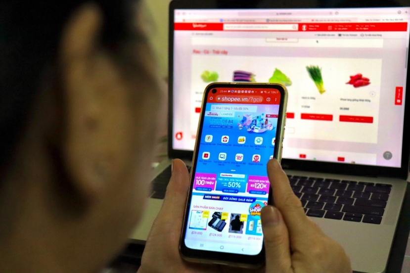 Chỉ cần một thiết bị điện tử thông minh có kết nối Internet, khách hàng có thể mua sắm trên các sàn thương mại điện tử Chỉ cần một thiết bị điện tử thông minh có kết nối Internet, khách hàng có thể mua sắm trên các sàn thương mại điện tử