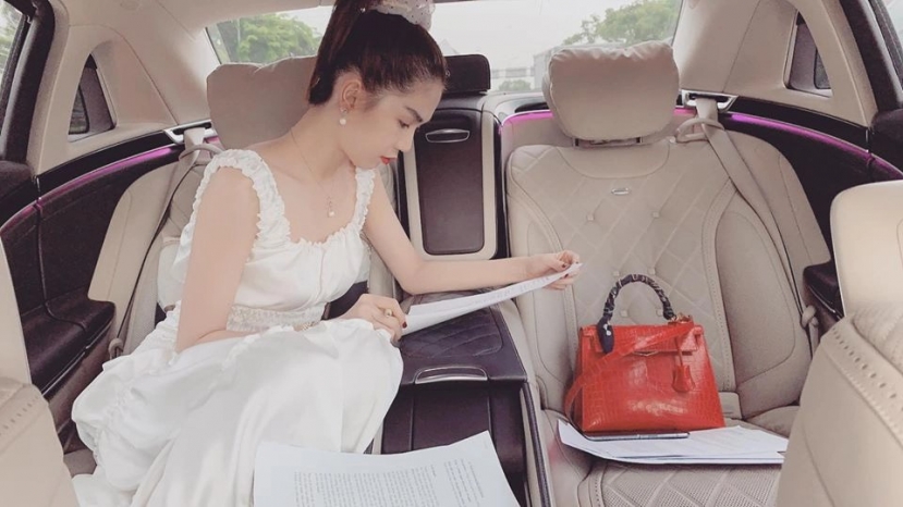 Không chỉ xinh đẹp mà Ngọc Trinh còn tài giỏi trong lĩnh vực kinh doanh. Không chỉ xinh đẹp mà Ngọc Trinh còn tài giỏi trong lĩnh vực kinh doanh.