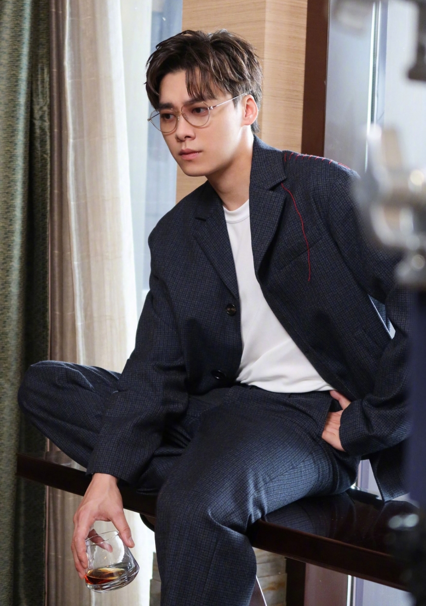 Hàng loạt thương hiệu đã đưa ra tuyên bố chấm dứt quan hệ đối tác với Lý Dịch Phong sau khi bê bối mại dâm bị phanh phui Hàng loạt thương hiệu đã đưa ra tuyên bố chấm dứt quan hệ đối tác với Lý Dịch Phong sau khi bê bối mại dâm bị phanh phui