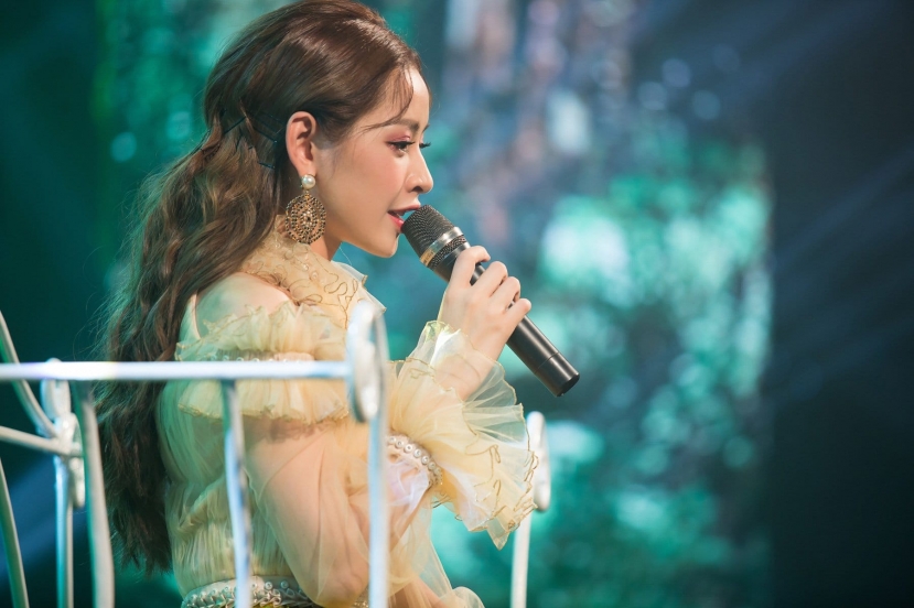 Chi Pu: 'Ở Việt Nam cứ cầm mic lên là thành ca sĩ' Chi Pu: 'Ở Việt Nam cứ cầm mic lên là thành ca sĩ'