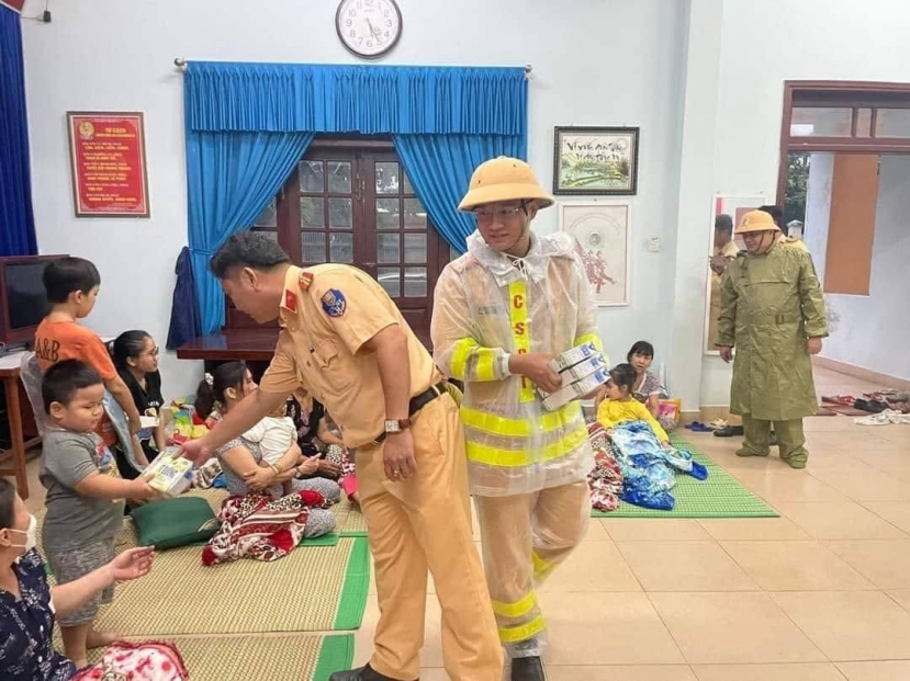 Người dân được cơ quan chức năng phát sữa, chiếu, gối, lo lắng từng miếng ăn giấc ngủ, đảm bảo an toàn tránh bão. Tình người tỏa sáng giữa lúc hoạn nạn Người dân được cơ quan chức năng phát sữa, chiếu, gối, lo lắng từng miếng ăn giấc ngủ, đảm bảo an toàn tránh bão. Tình người tỏa sáng giữa lúc hoạn nạn
