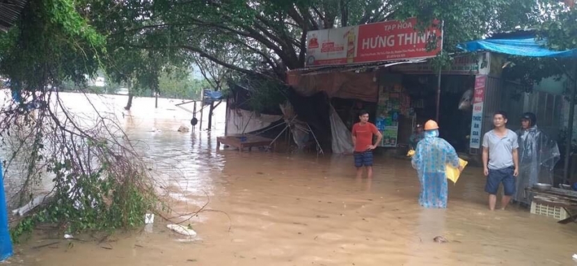 Tỉnh Quảng Nam có 3.997 trạm biến áp bị mất điện (chưa khôi phục). Toàn tỉnh có nhiều nhà tốc mái, cây đổ nhưng chưa thống kê được số lượng cụ thể. Tỉnh Bình Định cũng đang bị mất điện tại một số khu vực. Tỉnh Quảng Nam có 3.997 trạm biến áp bị mất điện (chưa khôi phục). Toàn tỉnh có nhiều nhà tốc mái, cây đổ nhưng chưa thống kê được số lượng cụ thể. Tỉnh Bình Định cũng đang bị mất điện tại một số khu vực.