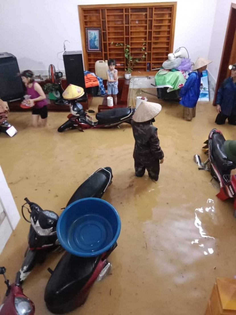 Người dân tranh thủ cất gọn đồ đạc tránh hỏng hóc Người dân tranh thủ cất gọn đồ đạc tránh hỏng hóc