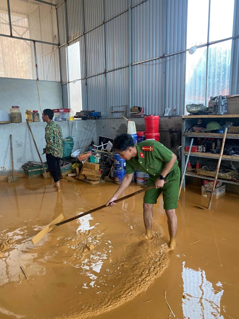Chính quyền huyện Anh Sơn huy động lực lượng, phương tiện giúp nhân dân khắc phục hậu quả do lũ gây ra Chính quyền huyện Anh Sơn huy động lực lượng, phương tiện giúp nhân dân khắc phục hậu quả do lũ gây ra