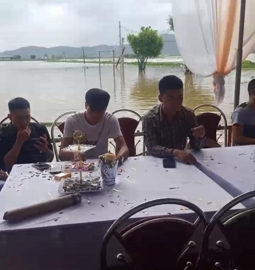 Một đám cưới diễn ra tại huyện Yên Thành, xung quanh toàn là nước Một đám cưới diễn ra tại huyện Yên Thành, xung quanh toàn là nước