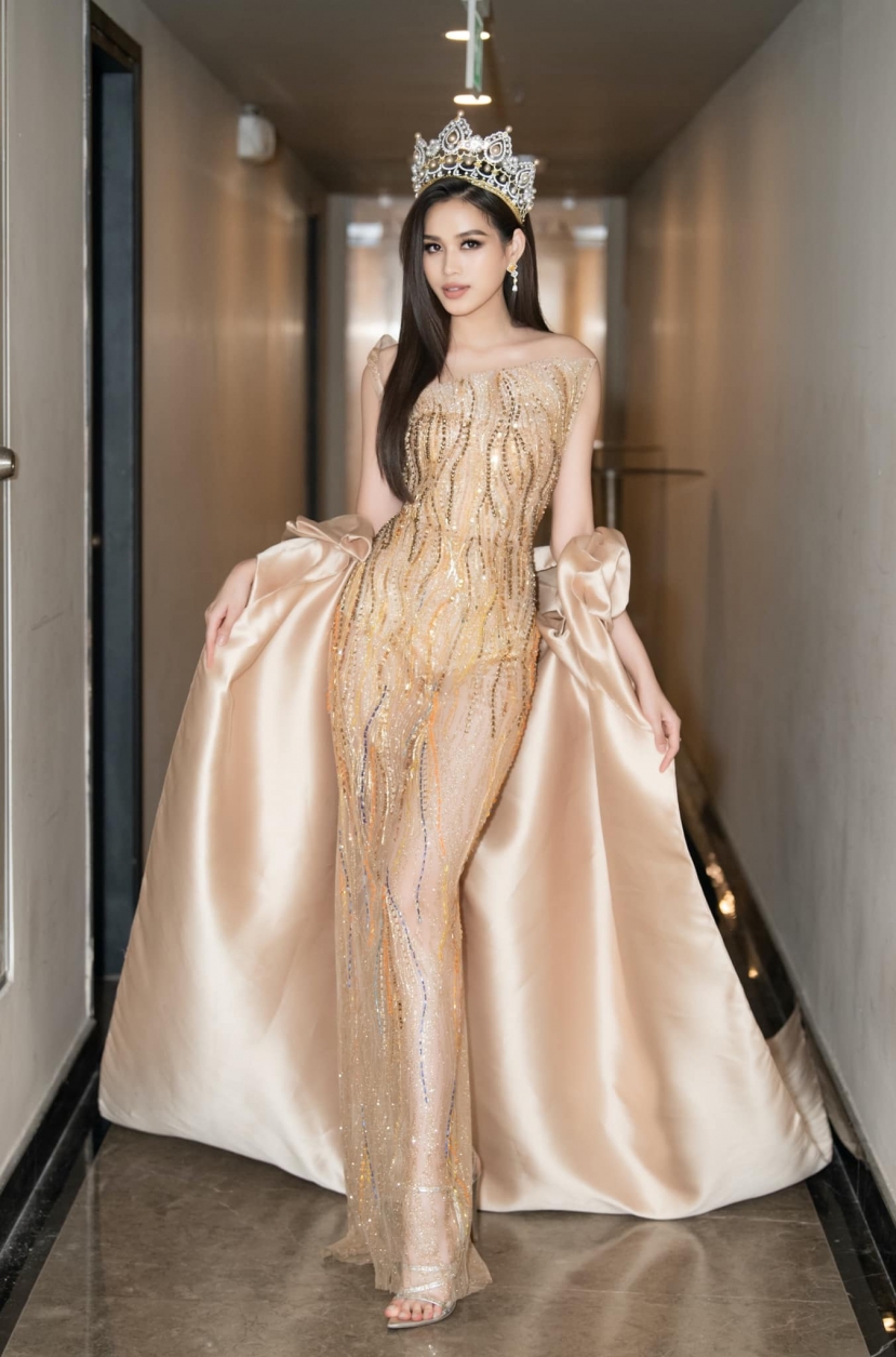 Bên cạnh những hình ảnh hào nhoáng, kiêu sa... Bên cạnh những hình ảnh hào nhoáng, kiêu sa...