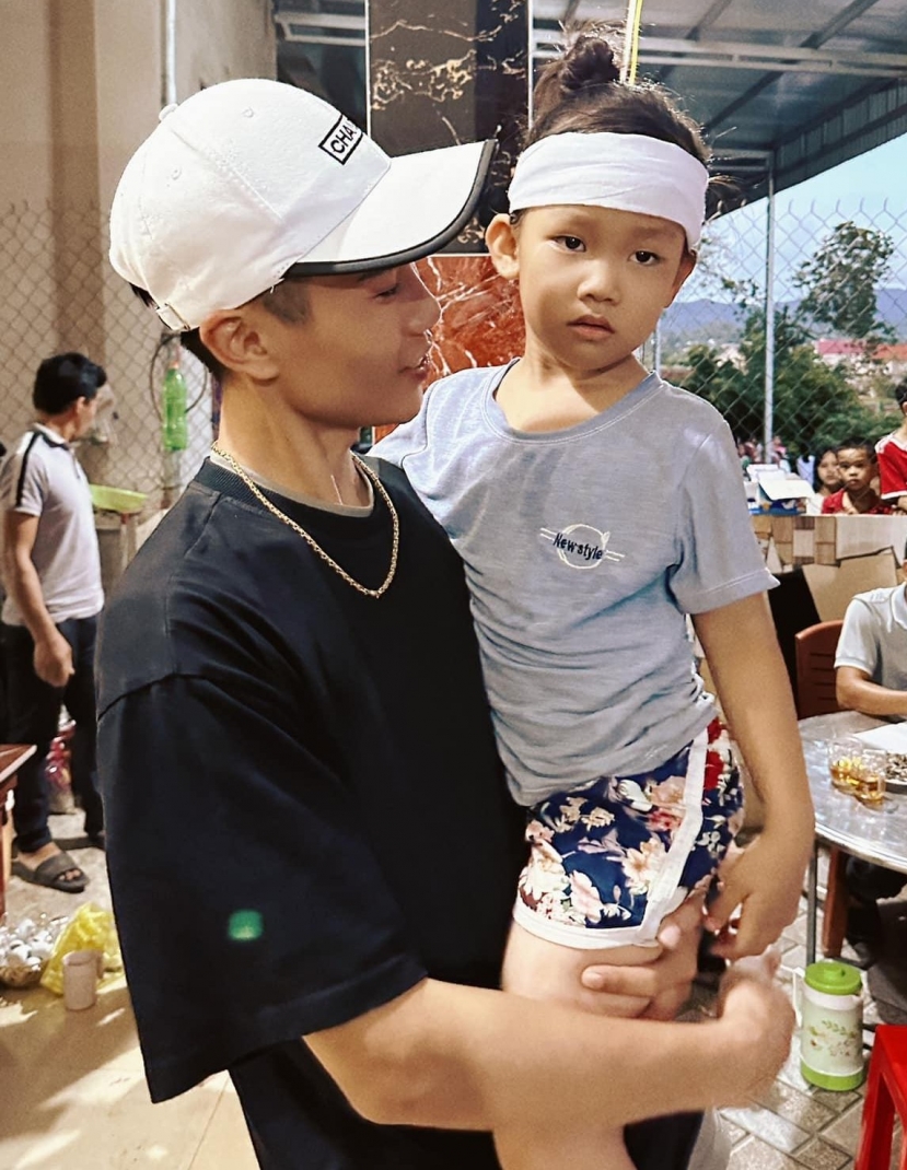 Hiện tượng mạng Đạt Villa về Nghệ An từ thiện, người dân địa phương có ngay phản ứng - Ảnh 1 Hiện tượng mạng Đạt Villa về Nghệ An từ thiện, người dân địa phương có ngay phản ứng - Ảnh 1