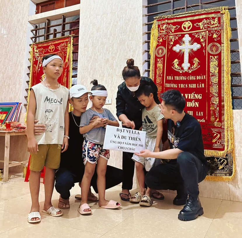 Đạt Villa cùng ca sĩ Du Thiên đã hỗ trợ 5 năm học phí cho 3 em nhỏ mất bố mẹ vì lũ cuốn trôi Đạt Villa cùng ca sĩ Du Thiên đã hỗ trợ 5 năm học phí cho 3 em nhỏ mất bố mẹ vì lũ cuốn trôi