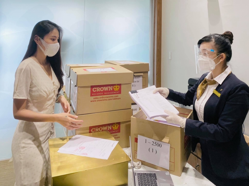 Thủy Tiên nhận hơn 18.000 trang sao kê về số tiền hơn 177 tỉ đồng trong tài khoản từ thiện miền Trung Thủy Tiên nhận hơn 18.000 trang sao kê về số tiền hơn 177 tỉ đồng trong tài khoản từ thiện miền Trung