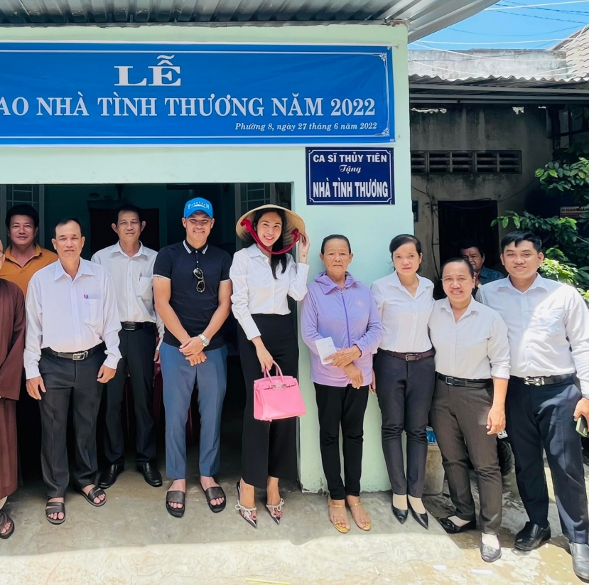 Thủy Tiên dừng kêu gọi tiền từ thiện, cô dùng toàn bộ tiền túi để hỗ trợ bà con thời gian qua Thủy Tiên dừng kêu gọi tiền từ thiện, cô dùng toàn bộ tiền túi để hỗ trợ bà con thời gian qua