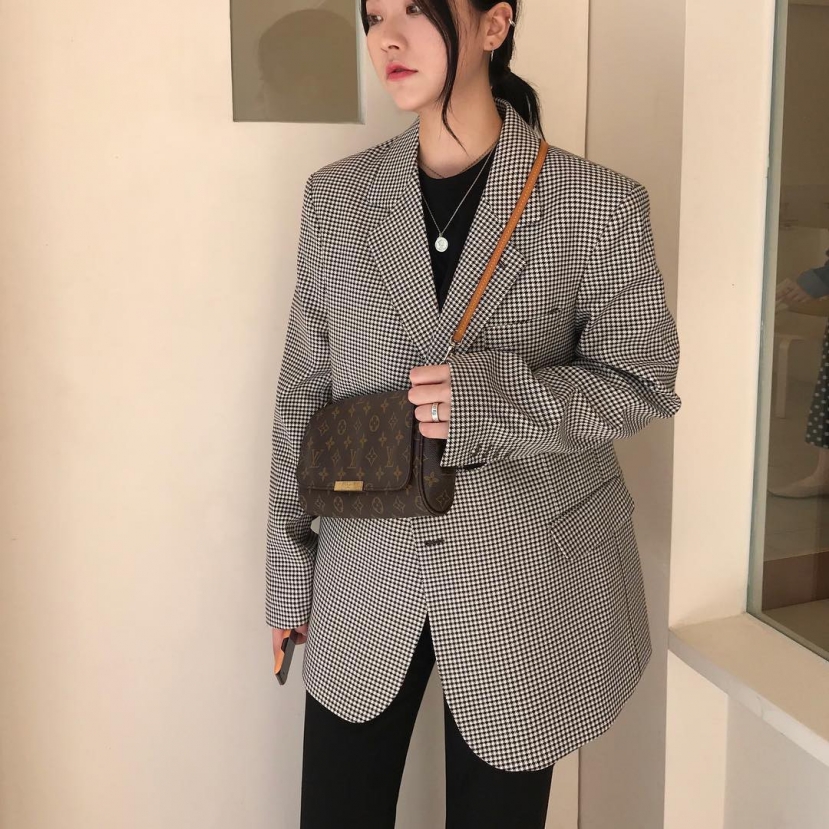 Những thiết kế blazer kẻ sọc trường tồn trong địa hạt thời trang Những thiết kế blazer kẻ sọc trường tồn trong địa hạt thời trang