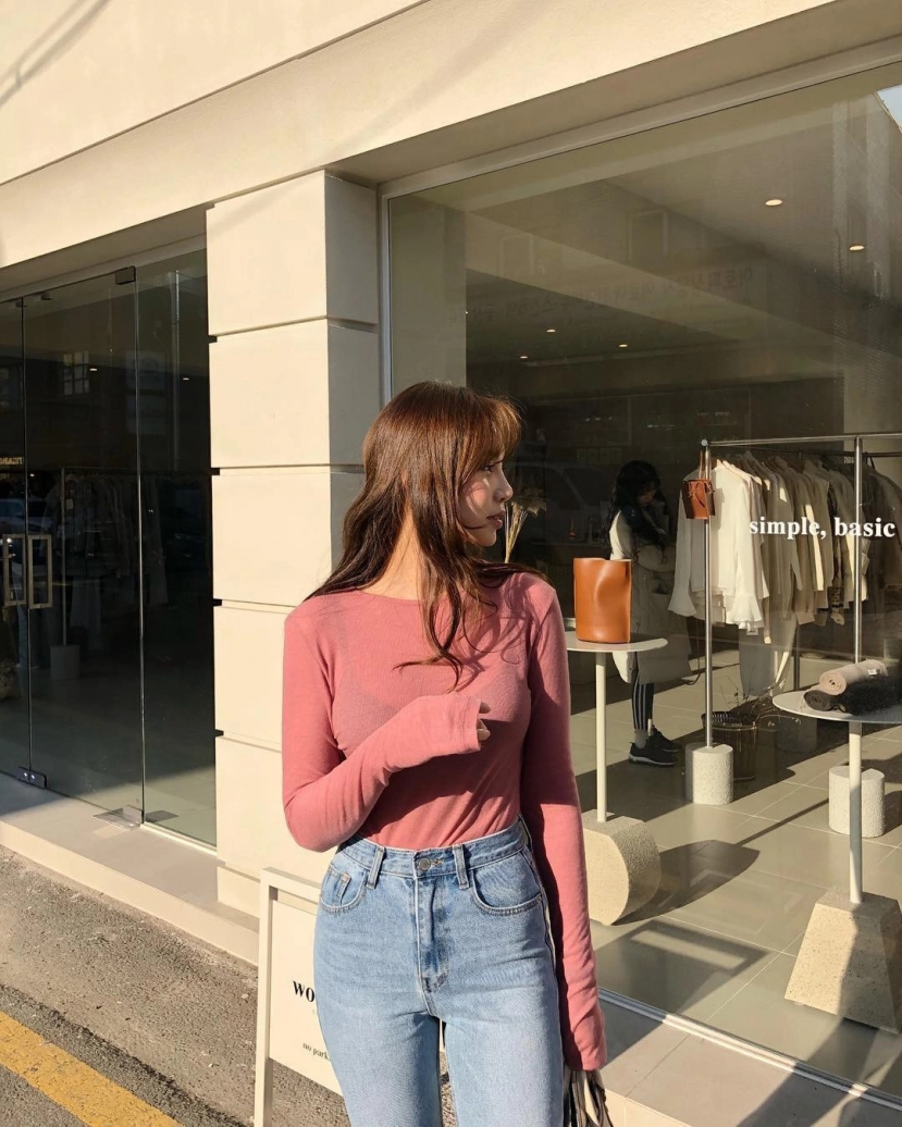 Công cuộc ăn diện mùa thu sẽ nâng cấp hơn hẳn nếu chị em sở hữu vài chiếc áo thun dài tay trơn màu Công cuộc ăn diện mùa thu sẽ nâng cấp hơn hẳn nếu chị em sở hữu vài chiếc áo thun dài tay trơn màu