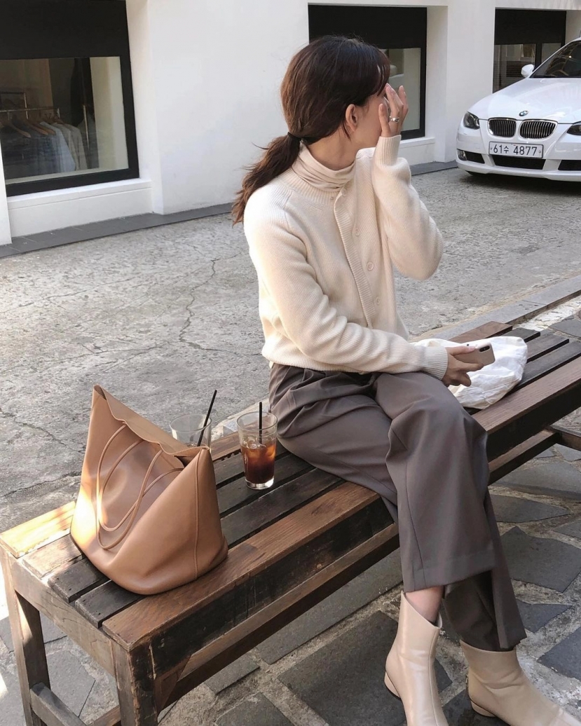 Túi da nâu được khen ngợi vô cùng 'dễ tính' trong khoản phối đồ Túi da nâu được khen ngợi vô cùng 'dễ tính' trong khoản phối đồ