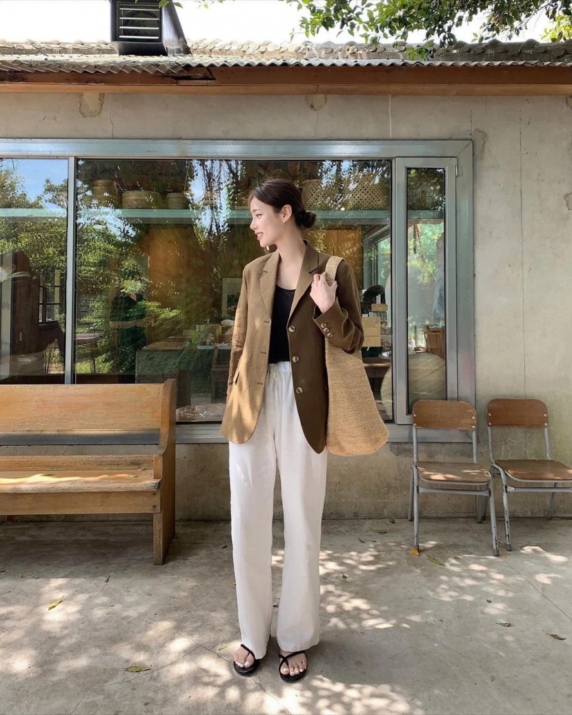 Quần vải thô dễ dàng phối với mọi loại áo từ blazer, croptop dáng dài, sơ mi bèo nhún... Quần vải thô dễ dàng phối với mọi loại áo từ blazer, croptop dáng dài, sơ mi bèo nhún...