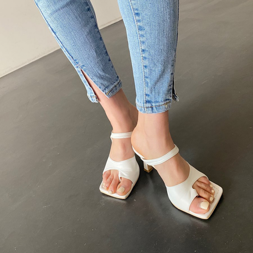 Guốc mũi vuông có khả năng chinh phục mọi style, diện lên chân là điểm sang chảnh tăng theo cấp số nhân Guốc mũi vuông có khả năng chinh phục mọi style, diện lên chân là điểm sang chảnh tăng theo cấp số nhân