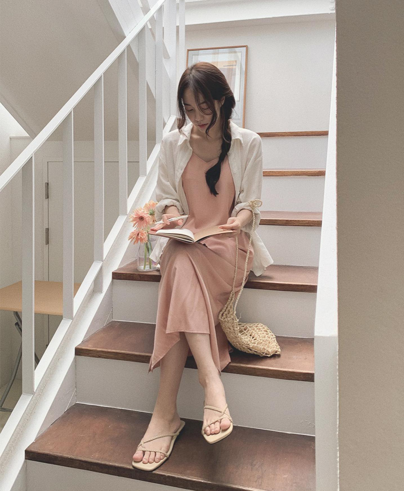 Sandal quai mảnh sẽ là 'bảo bối' hack dáng, trở thành món phụ kiện không thể thiếu trong tủ giày dép Sandal quai mảnh sẽ là 'bảo bối' hack dáng, trở thành món phụ kiện không thể thiếu trong tủ giày dép