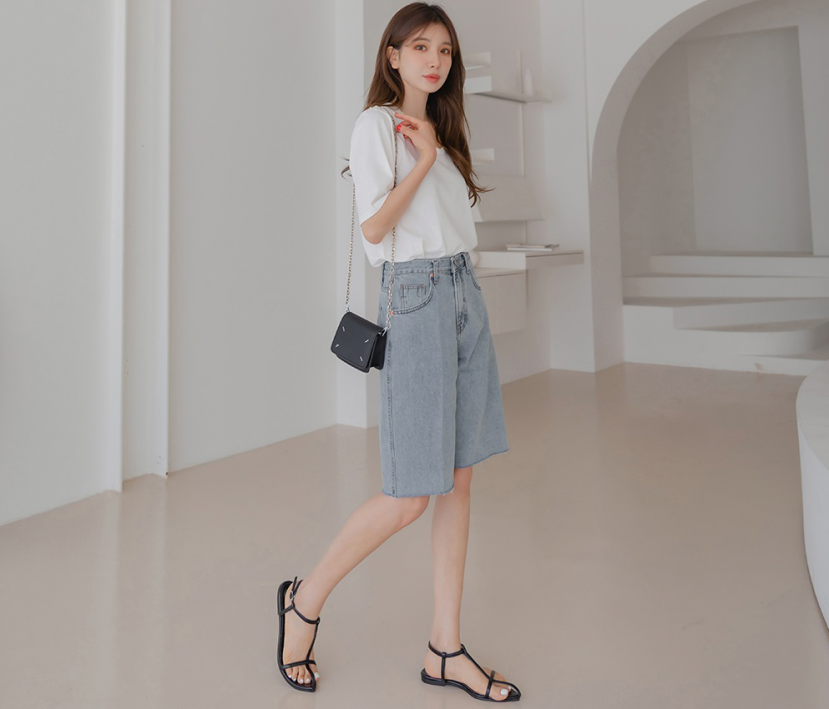 Sandal chữ T làm giảm cảm giác nặng nề, tù túng, giúp tổng thể vóc dáng trông cao ráo Sandal chữ T làm giảm cảm giác nặng nề, tù túng, giúp tổng thể vóc dáng trông cao ráo