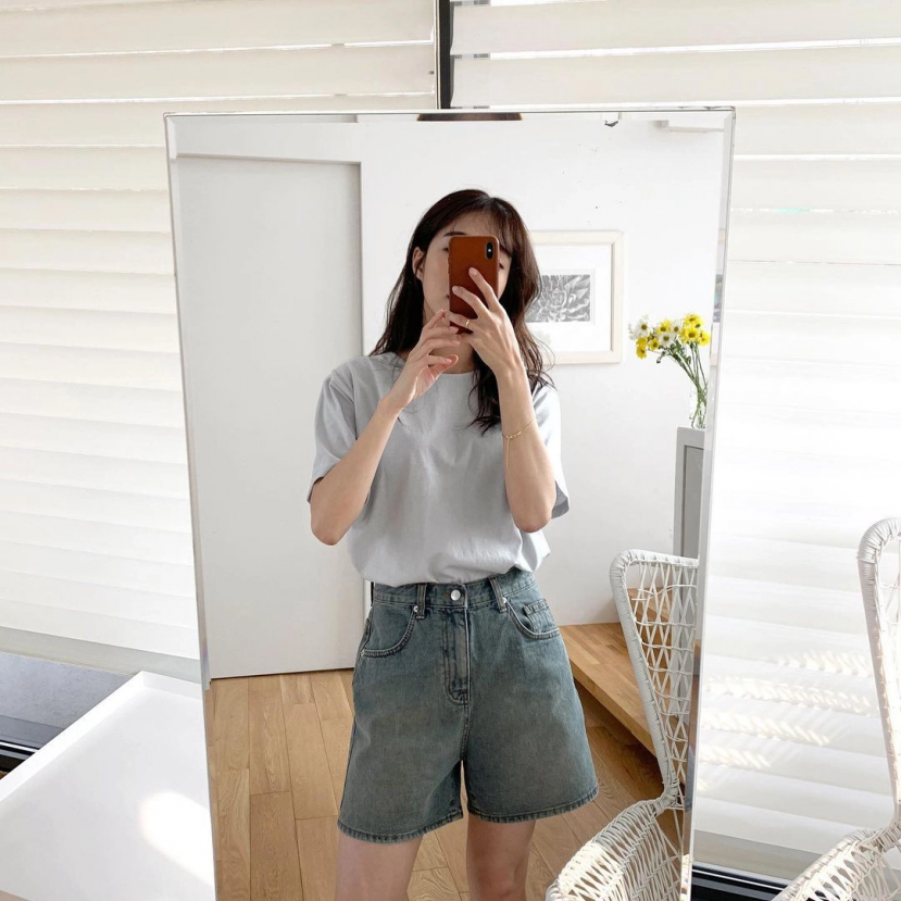 Các cô nàng xứ Hàn luôn ưu tiên những kiểu shorts jeans cạp vừa phải Các cô nàng xứ Hàn luôn ưu tiên những kiểu shorts jeans cạp vừa phải