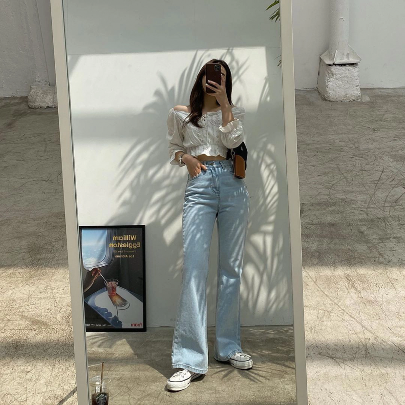 Quần jeans ống loe có khả năng che được nhược điểm chân cong. Quần jeans ống loe có khả năng che được nhược điểm chân cong.