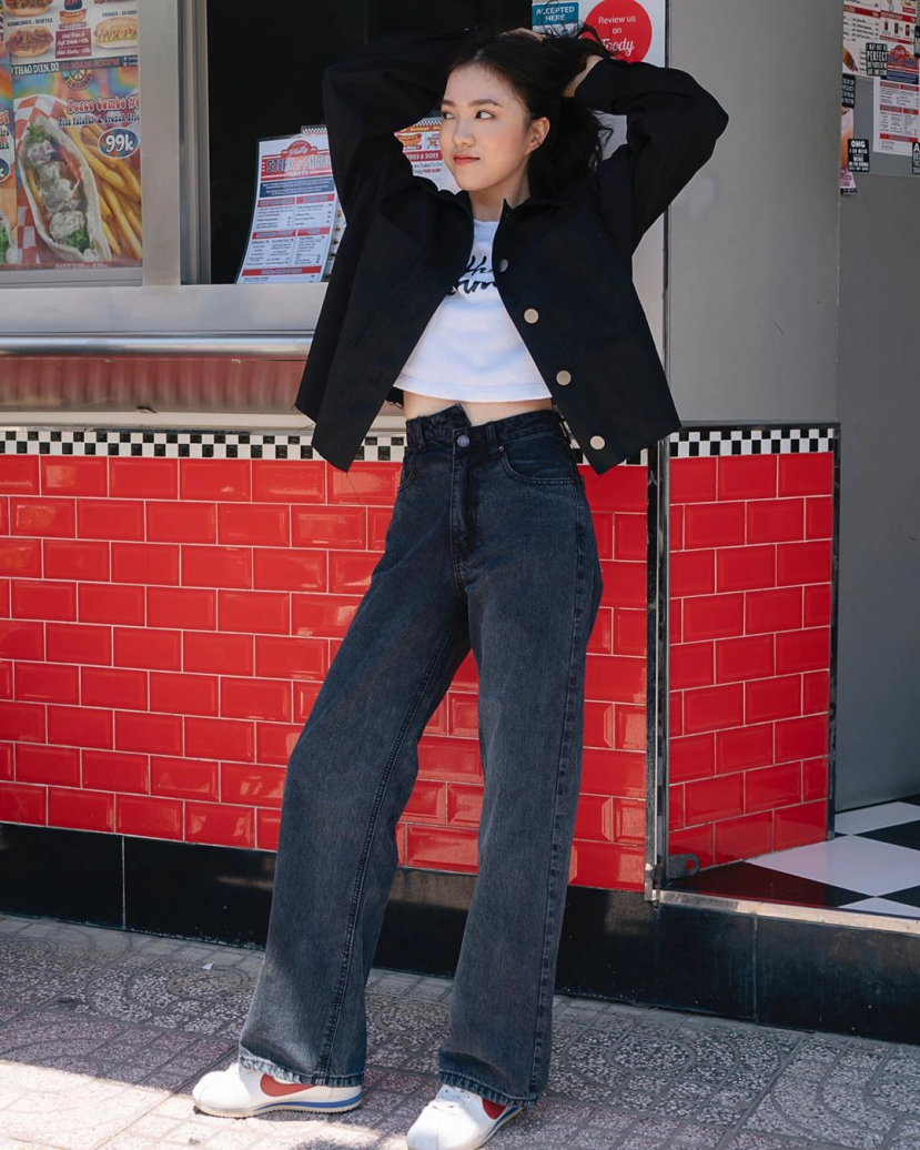 Quần jeans ống rộng mang đến hơi hướng bụi bặm, phá cách Quần jeans ống rộng mang đến hơi hướng bụi bặm, phá cách