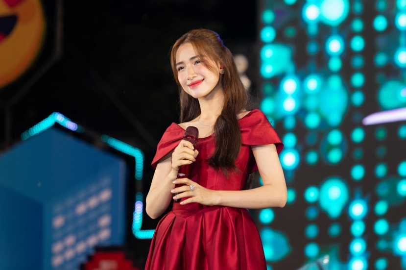 Không chỉ xinh đẹp, tài năng, Hòa Minzy còn là một người con có hiếu Không chỉ xinh đẹp, tài năng, Hòa Minzy còn là một người con có hiếu