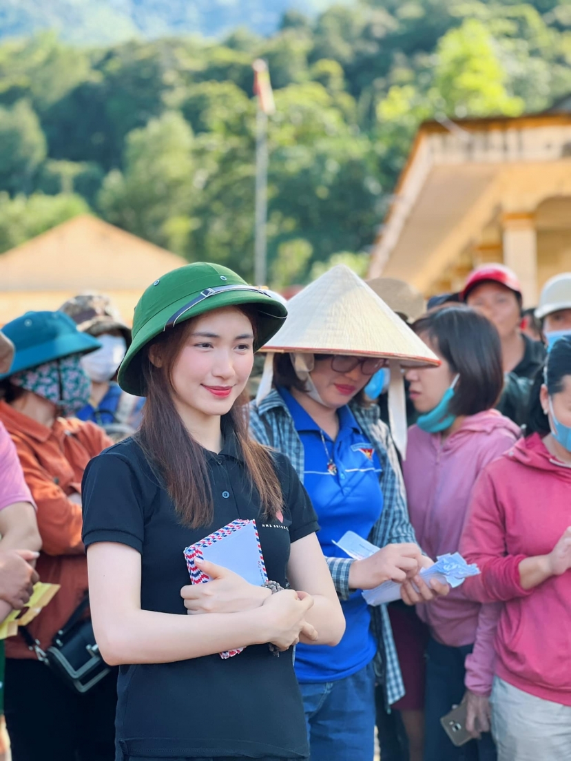 Hòa Minzy trao quà từ thiện cho bà con tại xã Tà Cạ, huyện Kỳ Sơn, tỉnh Nghệ An Hòa Minzy trao quà từ thiện cho bà con tại xã Tà Cạ, huyện Kỳ Sơn, tỉnh Nghệ An