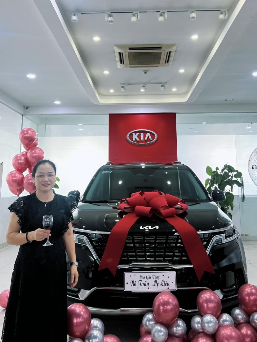Hòa Minzy khiến ai nấy trầm trồ khi tặng xế hộp tiền tỷ cho mẹ nhân dịp sinh nhật. Hòa Minzy khiến ai nấy trầm trồ khi tặng xế hộp tiền tỷ cho mẹ nhân dịp sinh nhật.