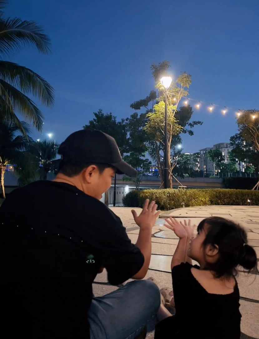 Trường Giang chia sẻ khoảnh khắc vui đùa bên ái nữ cùng câu chuyện khiến người nghe chạnh lòng Trường Giang chia sẻ khoảnh khắc vui đùa bên ái nữ cùng câu chuyện khiến người nghe chạnh lòng