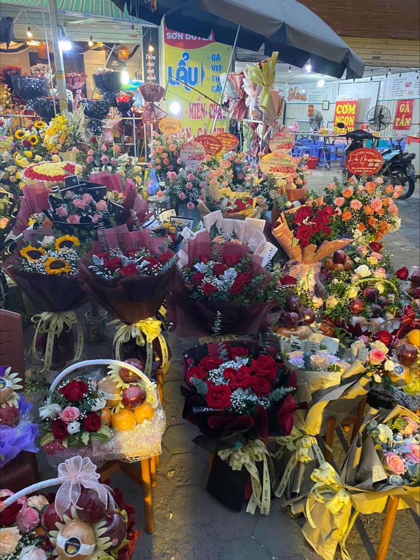 Hoa tươi đan xen với giỏ trái cây được yêu thích bởi tính ứng dụng cao Hoa tươi đan xen với giỏ trái cây được yêu thích bởi tính ứng dụng cao