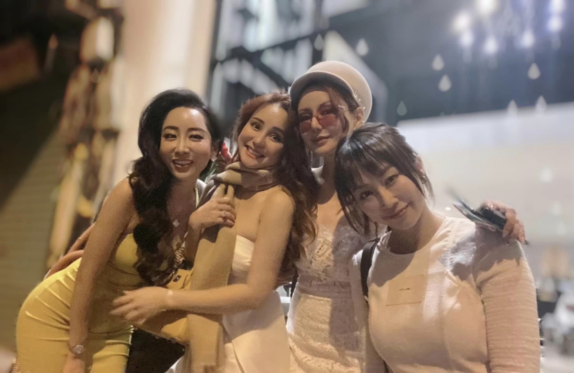 Vy Oanh đọ sắc với hội chị em, nhan sắc U40 nhận về vô số lời khen ngợi từ cư dân mạng Vy Oanh đọ sắc với hội chị em, nhan sắc U40 nhận về vô số lời khen ngợi từ cư dân mạng