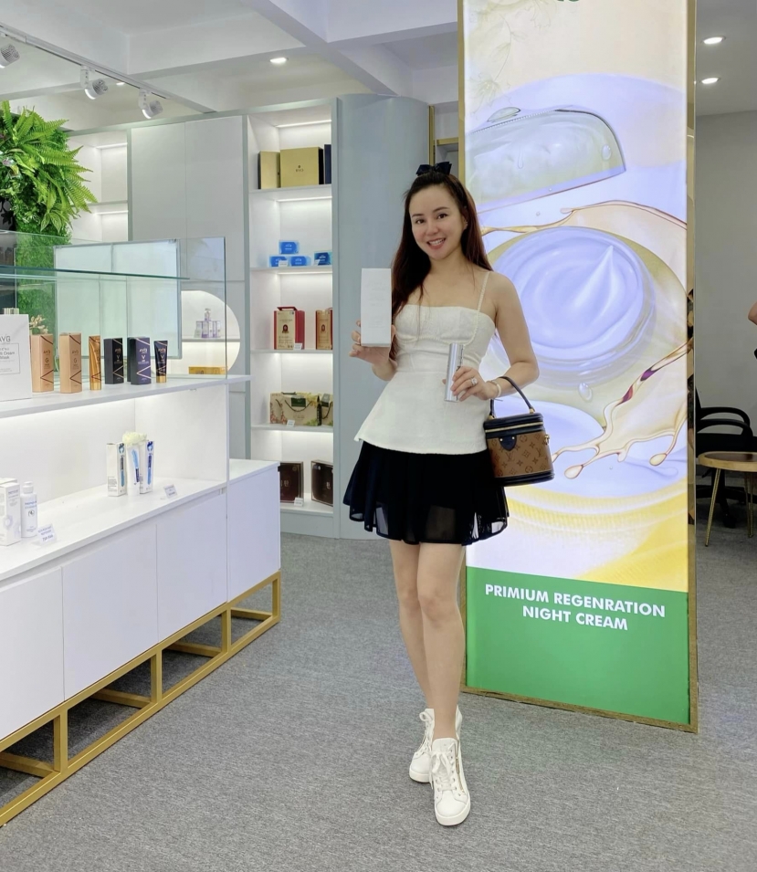 Vy Oanh đang sở hữu một cơ sở làm đẹp tại TP.HCM, vì vậy cô đặc biệt quan tâm đến chăm sóc ngoại hình Vy Oanh đang sở hữu một cơ sở làm đẹp tại TP.HCM, vì vậy cô đặc biệt quan tâm đến chăm sóc ngoại hình