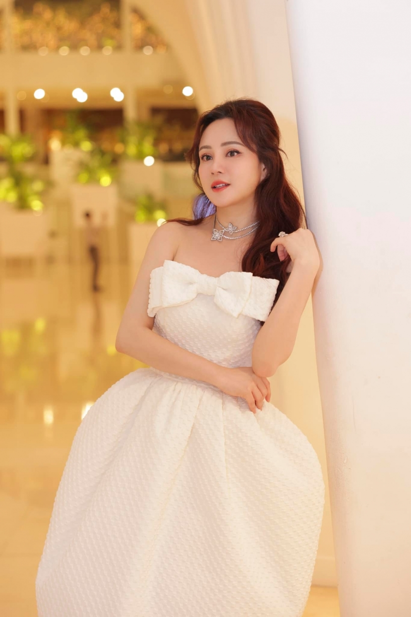 Dù cận kề tuổi 40 thế nhưng nhan sắc xinh đẹp vẫn giúp Vy Oanh nổi bần bật mỗi lần xuất hiện Dù cận kề tuổi 40 thế nhưng nhan sắc xinh đẹp vẫn giúp Vy Oanh nổi bần bật mỗi lần xuất hiện