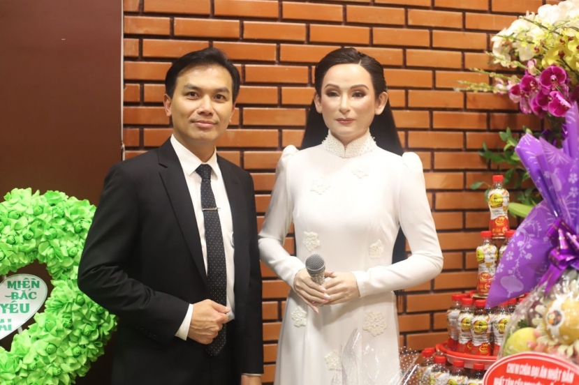 Mạnh Quỳnh bay từ Mỹ về Việt Nam để dự giỗ đầu Phi Nhung vào hồi tháng 9 vừa qua. Ảnh: Internet Mạnh Quỳnh bay từ Mỹ về Việt Nam để dự giỗ đầu Phi Nhung vào hồi tháng 9 vừa qua. Ảnh: Internet