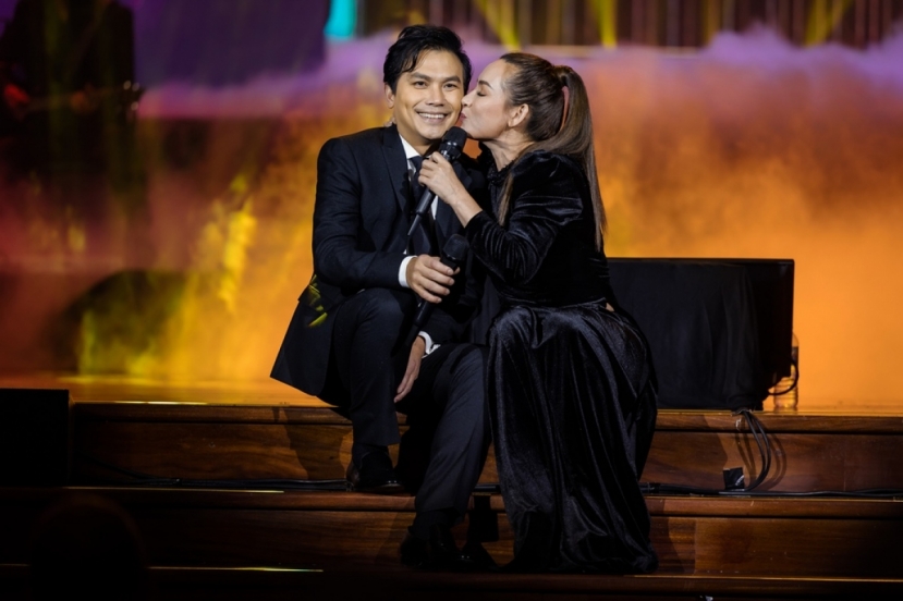 Phi Nhung - Mạnh Quỳnh trở thành cặp tiên đồng ngọc nữ của showbiz. Ảnh: Internet Phi Nhung - Mạnh Quỳnh trở thành cặp tiên đồng ngọc nữ của showbiz. Ảnh: Internet