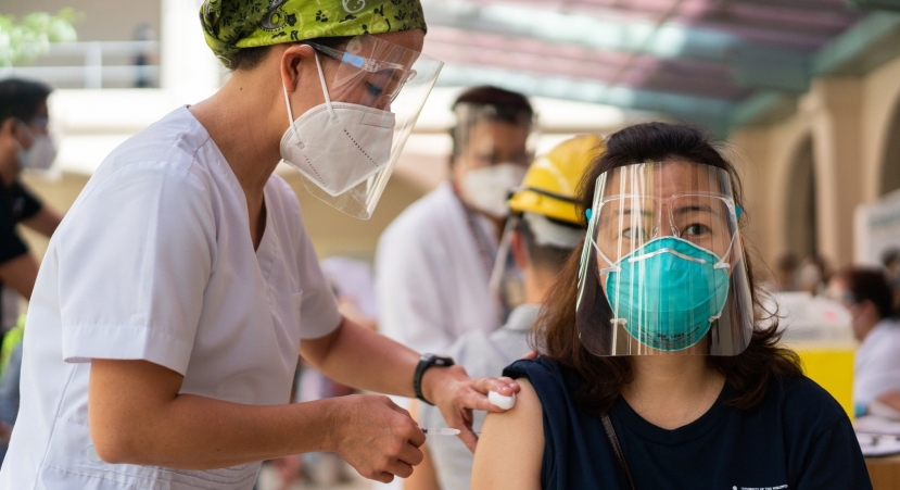 Đẩy mạnh tiêm vaccine là nhiệm vụ quan trọng trong bối cảnh dịch chồng dịch. Ảnh minh họa: Internet Đẩy mạnh tiêm vaccine là nhiệm vụ quan trọng trong bối cảnh dịch chồng dịch. Ảnh minh họa: Internet