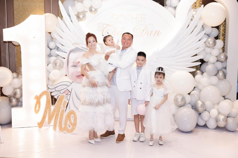 Vy Oanh có cuộc sống viên mãn bên chồng doanh nhân giàu có và 3 con Vy Oanh có cuộc sống viên mãn bên chồng doanh nhân giàu có và 3 con