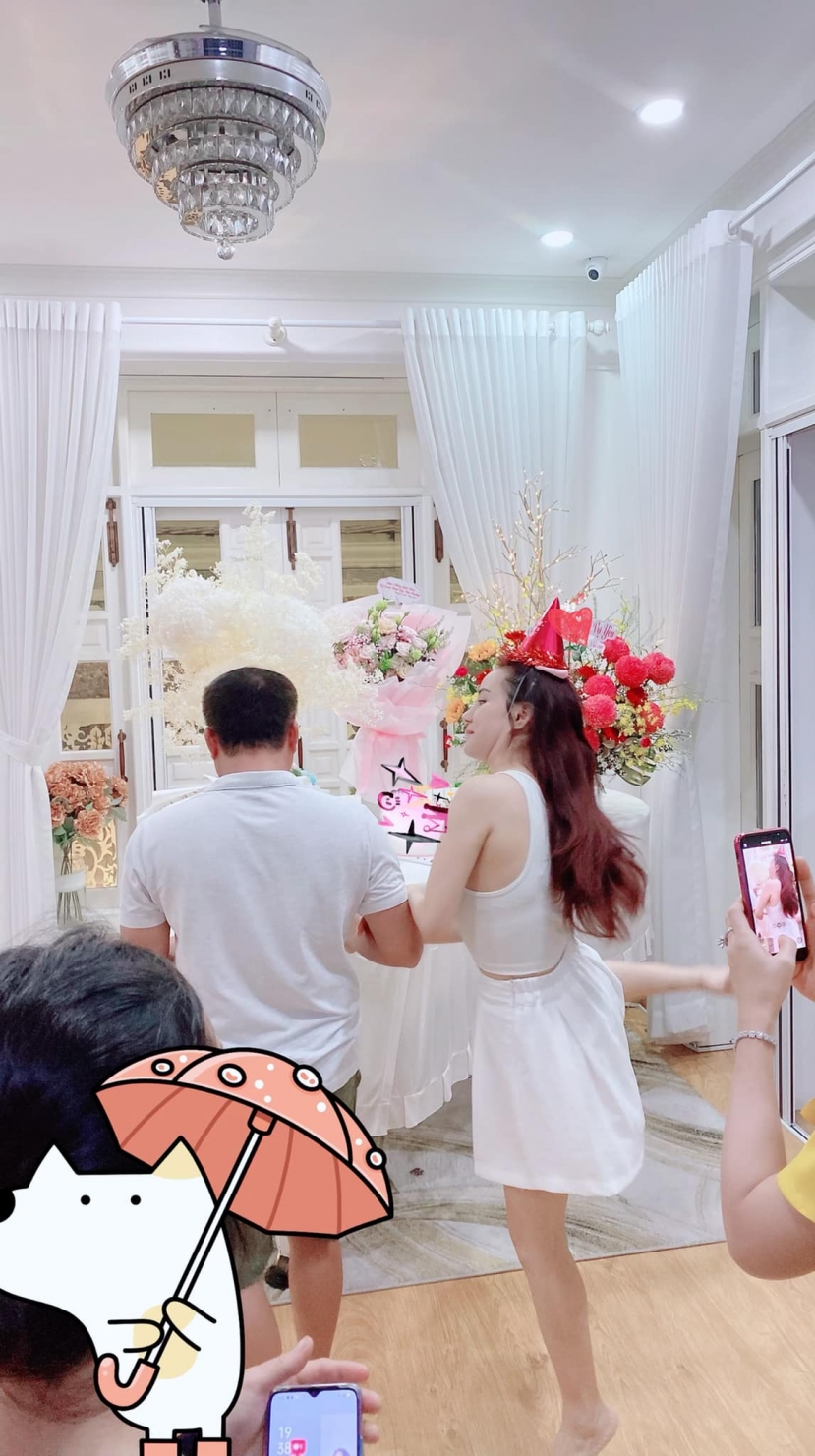 Vy Oanh được chồng đại gia tặng quà khủng, tiết lộ thay đổi sau nhiều năm chung sống - Ảnh 1 Vy Oanh được chồng đại gia tặng quà khủng, tiết lộ thay đổi sau nhiều năm chung sống - Ảnh 1