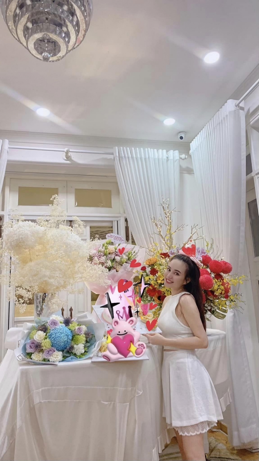 Vy Oanh hạnh phúc đón lễ Phụ nữ Việt Nam 20/10 tại nhà riêng Vy Oanh hạnh phúc đón lễ Phụ nữ Việt Nam 20/10 tại nhà riêng