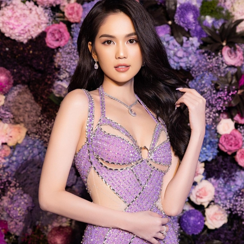 Chiếc váy được đính kết công phu, chạy dọc phần thân, tạo nên khoảng hở tinh tế, vừa đủ sexy nhưng không gây phản cảm Chiếc váy được đính kết công phu, chạy dọc phần thân, tạo nên khoảng hở tinh tế, vừa đủ sexy nhưng không gây phản cảm