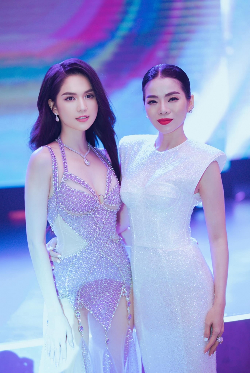 Khung hình khiến netizen mê mệt khi chứng kiến màn đọ sắc của 'nữ hoàng phòng trà' Lệ Quyên và 'nữ hoàng nội y' Ngọc Trinh Khung hình khiến netizen mê mệt khi chứng kiến màn đọ sắc của 'nữ hoàng phòng trà' Lệ Quyên và 'nữ hoàng nội y' Ngọc Trinh