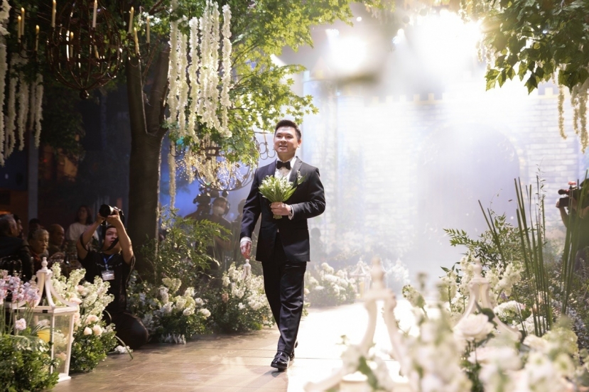 Chú rể Đỗ Vinh Quang cầm bó linh lan cỡ khủng đón cô dâu Đỗ Mỹ Linh ra sân khấu chính Chú rể Đỗ Vinh Quang cầm bó linh lan cỡ khủng đón cô dâu Đỗ Mỹ Linh ra sân khấu chính