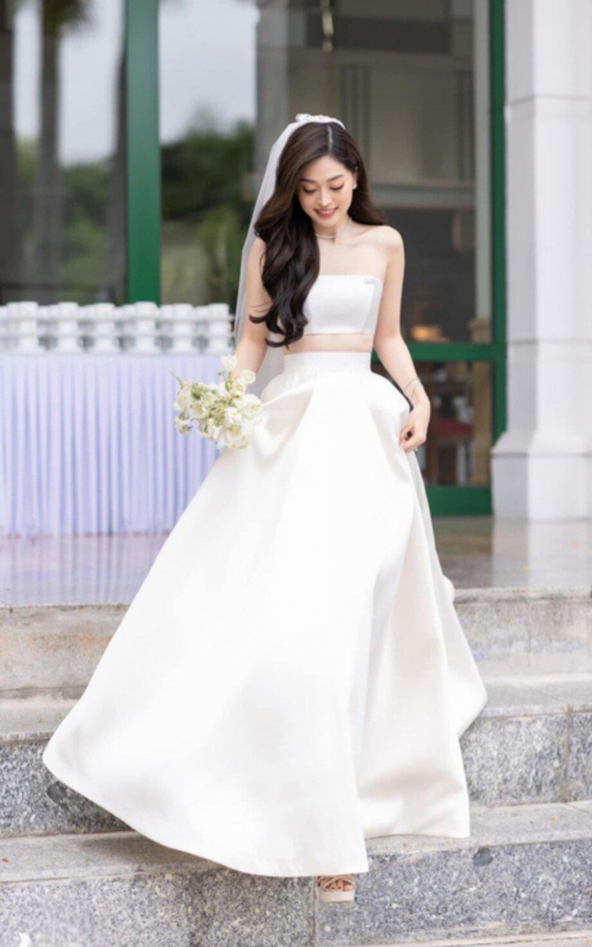 Phương Nga rạng rỡ xuất hiện trong ngày trọng đại, nàng hậu là cô dâu hiếm hoi diện váy cưới dạng crop-top Phương Nga rạng rỡ xuất hiện trong ngày trọng đại, nàng hậu là cô dâu hiếm hoi diện váy cưới dạng crop-top