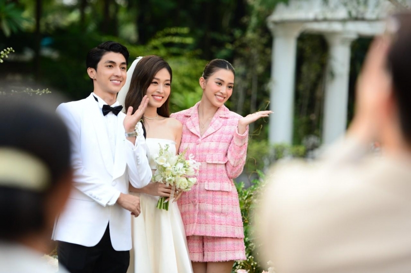 Hoa cưới của Phương Nga có sự xuất hiện của các loại hoa nhập Hà Lan như tulip, Astilbe Hà Lan, diên vĩ trắng, Nerine trắng... Hoa cưới của Phương Nga có sự xuất hiện của các loại hoa nhập Hà Lan như tulip, Astilbe Hà Lan, diên vĩ trắng, Nerine trắng...